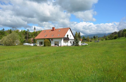 Dolni Lanov Apartment | Retreat with Garden Views