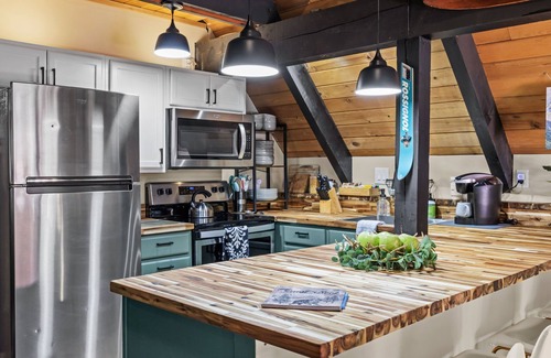 Skykomish Cabin | Retro A-Frame Cabin - Hot tub