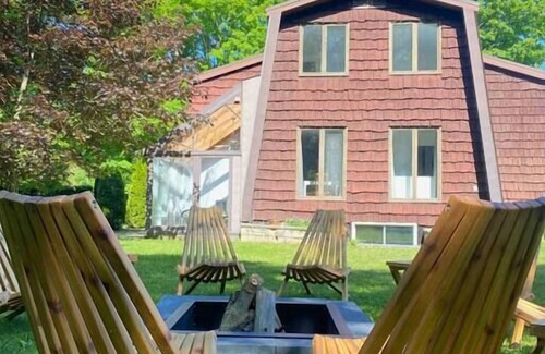 Kincardine Cottage | Retro A-frame cottage near beach