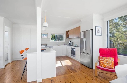 Mollymook Beach House | Retro Beach House Sum