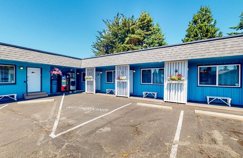 Bandon House | Retro beach room near downtown with fast WiFI - walk to shops & eateries