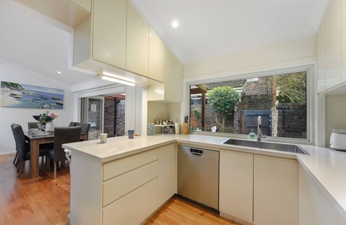 Wahroonga House | Retro brick wall courtyard cottage Walk to train station 6 people