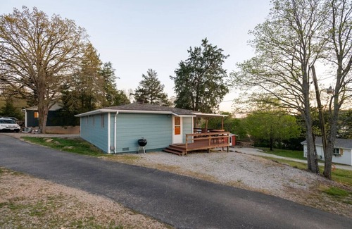 Kimberling City Cabin | Retro Cabin on Table Rock Lake