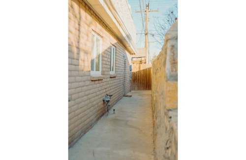 Biggs Field Apartment | Retro Comfortable Studio w/Private Entrance #3 🐶