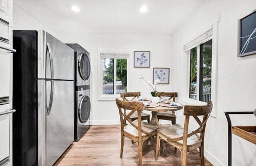Thousand Oaks House | Retro Cottage, Hot Tub, Putting Green, walk to all