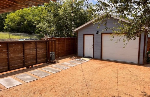 Blackshear-Prospect Hill Villa | Retro Cowboy Villa in the Heart of Austin