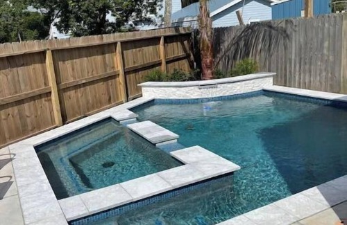 Bacliff House | Retro Diner BNB Pool/HotTub Deck