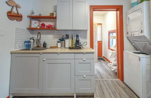 Inglewood House | Retro Glam in Ramsay Walk to Stampede Grounds, Inglewood, BMO Center