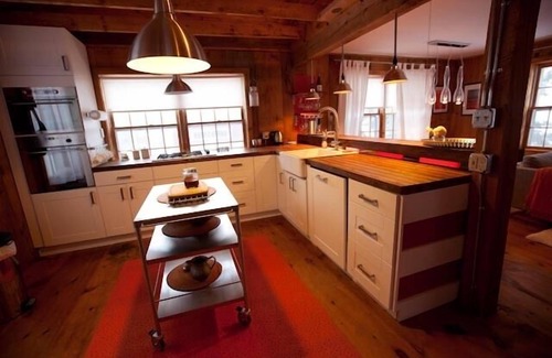 Grafton Apartment | Retro Modern Barn Apartment in the Heart of Grafton