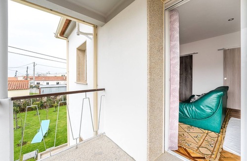Esposende Apartment | Retro-modern retreat in Esposende