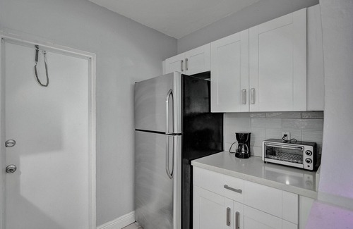 Victoria Park Apartment | Retro Oasis by Las Olas