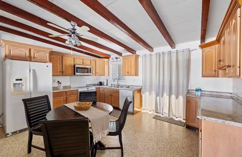 Laurel House | Retro Reef! Walk to Beach, Boats +Restaurants!