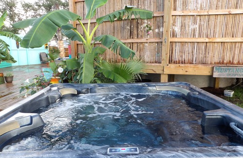 Rockport House | Retro Retreat. Swimming Pool, Hot Tub, High-speed Wifi, Pet friendly!