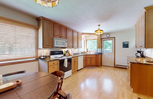 Gunnison House | Retro Retreat - Warm & Cozy