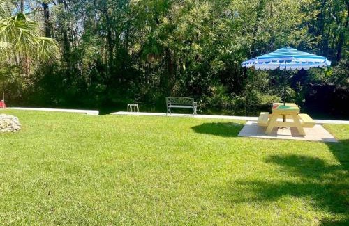 Crystal River House | Retro Retreat - Waterfront