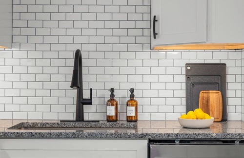 Alachua House | Retro Revival - Mid-Century Refuge w/a '70s Twist!