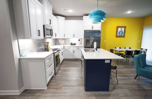 Broken Arrow House | Retro Rose Retreat - Walk to the Broken Arrow Rose District