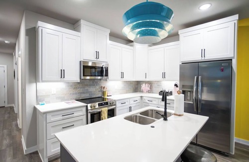 Broken Arrow House | Retro Rose Retreat - Walk to the Broken Arrow Rose District
