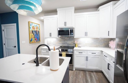 Broken Arrow House | Retro Rose Retreat - Walk to the Broken Arrow Rose District