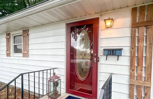 Chaska House | Retro vibes 4-bedroom home in Chaska with WiFi, AC, bike