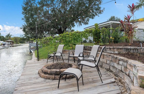 Catalina House | Retro Waterfront - Pool & Hottub, Tiki Bar, Dock, Fire-Pit, Kayaks, Paddleboards