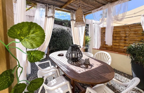 La Nartelle House | Rêve D'Azur: Walking distance from the beach, Swimming pool, Terrace BBQ, Parking & Bed linen included