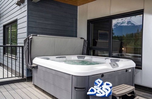 Revelstoke Condo | Revy's Peak Condo - Hot Tub with View