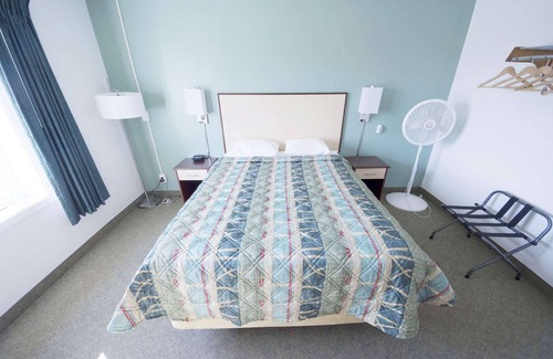 Fairbanks House | Rewak Studios: Gigabit Powered WiFi! Hotel-Style Furnished Studios-Easy Walk to Lots of Places