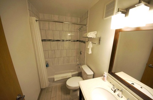 Fairbanks House | Rewak Studios: Gigabit Powered WiFi! Hotel-Style Furnished Studios-Easy Walk to Lots of Places