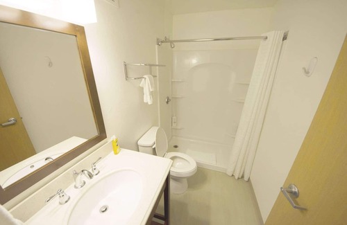 Fairbanks House | Rewak Studios: Gigabit Powered WiFi! Hotel-Style Furnished Studios-Easy Walk to Lots of Places