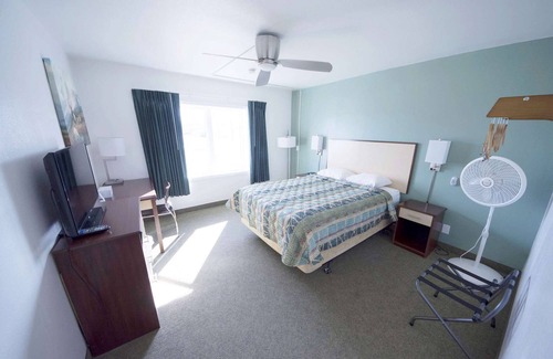 Fairbanks House | Rewak Studios: Gigabit Powered WiFi! Hotel-Style Furnished Studios-Easy Walk to Lots of Places