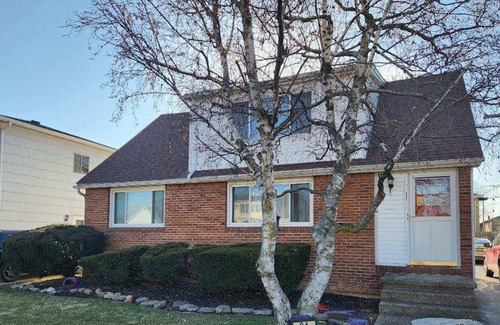 Cheektowaga Apartment | Rex's Flat near the Buffalo Airport