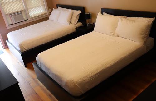 Roscoe Apartment | Reynolds House Inn - Motel Strip - Room 7