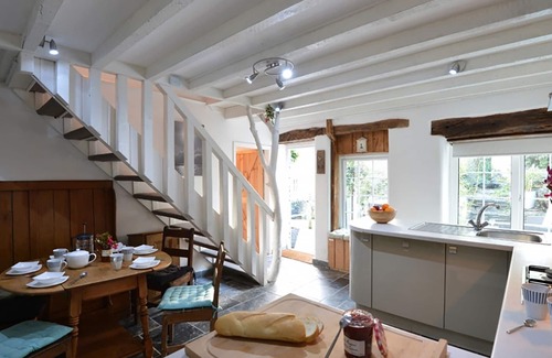 Menai Bridge Cottage | RHIANFA COTTAGE, pet friendly, with hot tub in Menai Bridge