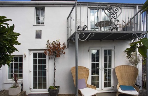 Menai Bridge Cottage | RHIANFA COTTAGE, pet friendly, with hot tub in Menai Bridge
