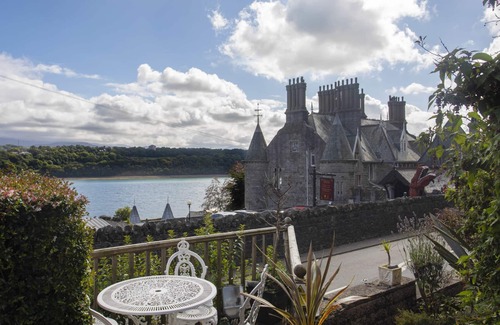 Menai Bridge Cottage | RHIANFA COTTAGE, pet friendly, with hot tub in Menai Bridge