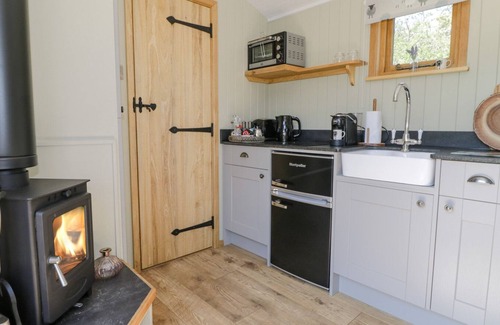 Llanbedr Cottage | RHINOG - SHEPHERDS HUT, romantic, with hot tub in Llanaber