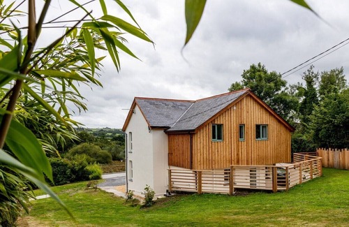 Tal-gareg House | Rhoslwyn - a family home for 6 with country views.