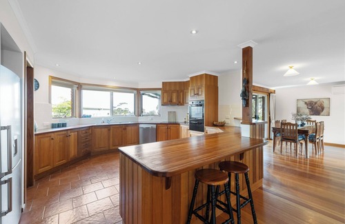 Rhyll House | Rhyll Beach Retreat walk to beach yacht club, pets ok, short drive to Cowes