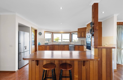 Rhyll House | Rhyll Beach Retreat walk to beach yacht club, pets ok, short drive to Cowes
