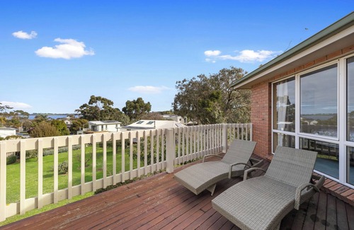 Rhyll House | Rhyll Beach Retreat walk to beach yacht club, pets ok, short drive to Cowes