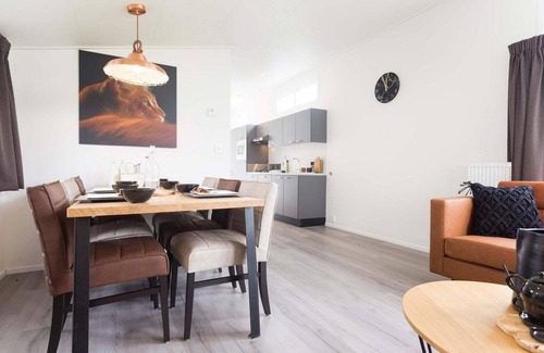 Cromvoirt Ski Chalet | ✓ Rialto at Résidence de Leuvert ✓ Holiday home for 6 persons ✓ Located near Den Bosch (Noord-Brabant) ✓ Near De IJzeren Man ✓ Book directly through the park