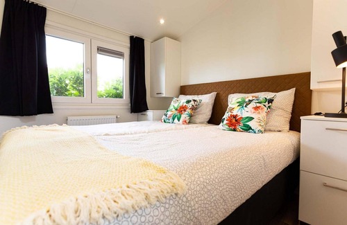 Avenhorn Ski Chalet | ✓ Rialto MAX at Park Westerkogge ✓ Holiday home for 6 people ✓ Located in Berkhout (North Holland) ✓ Waterfront holiday resort ✓ Book directly at the resort