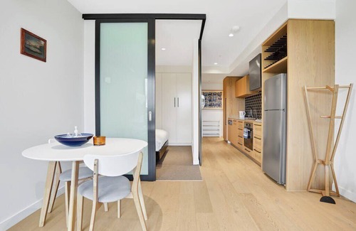 Richmond North Apartment | Richmond Heritage Executive Apt. for 2 w/parking