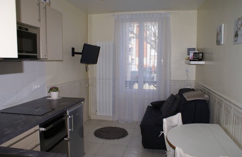 Champigny-sur-Marne Apartment | 'Right Bank' A stone's throw from Paris with garden 'Just like home'