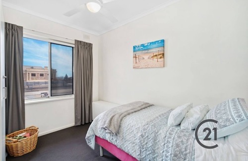 Adelaide Apartment | Right in the heart of Iconic Semaphore!