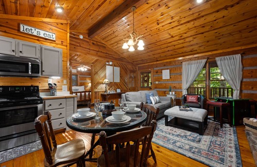 Sevierville Cabin | ✨Right off of the parkway! Private hot tub,jacuzzi tub,fireplace,grill☕️