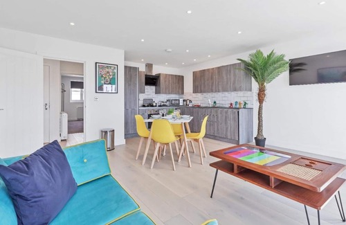 Montpelier Apartment | Right On : Bright On Apartment 1B - City Centre Luxury Apartments