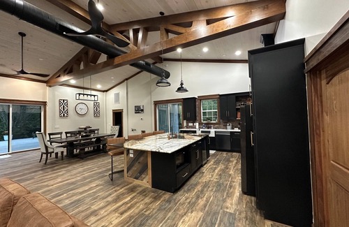Horse Shoe House | Rippling Waters! 3 BD 2.5 BA Riverfront Home, 8 min. from airport. Sleeps 11.