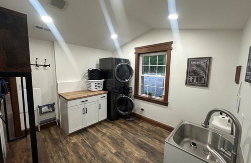Horse Shoe House | Rippling Waters! 3 BD 2.5 BA Riverfront Home, 8 min. from airport. Sleeps 11.